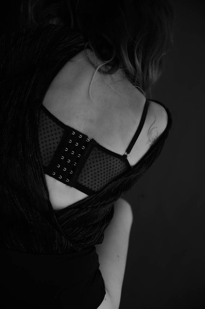 woman's back, black and white frame, natural background, patterns on the skin - Fotoğraf, Görsel