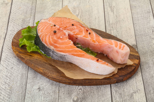 Bistecca di salmone cruda con sale e pepe - pronta per la griglia - Foto, immagini