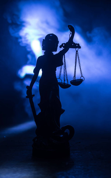 Kein Gesetz oder Diktaturkonzept. Die Statue der Gerechtigkeit mit Schutzhelm der Bereitschaftspolizei. Kreative Kunstwerke Dekoration mit bunten getönten nebligen Hintergrund. Selektiver Fokus - Foto, Bild