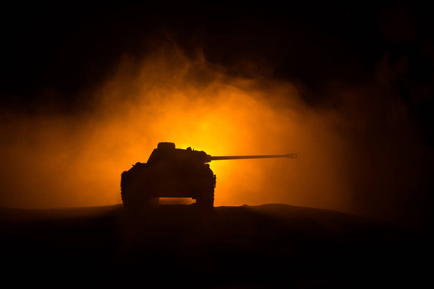 Oorlogsconcept. Militaire silhouetten vechtscène op oorlog mist lucht achtergrond, Wereldoorlog Soldaten Silhouet Onder bewolkt Skyline 's Nachts. Gepantserde vechtscène. Selectieve focus - Foto, afbeelding