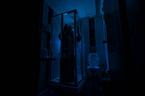 Hrůzostrašná silueta ženy v okně. Děsivý halloween koncept Rozmazaná silueta čarodějnice v koupelně. Dlouhá expozice - Fotografie, Obrázek