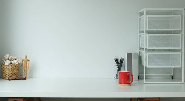 Cómoda sala de oficina con suministros de oficina y espacio para copiar en un escritorio blanco. - Foto, imagen
