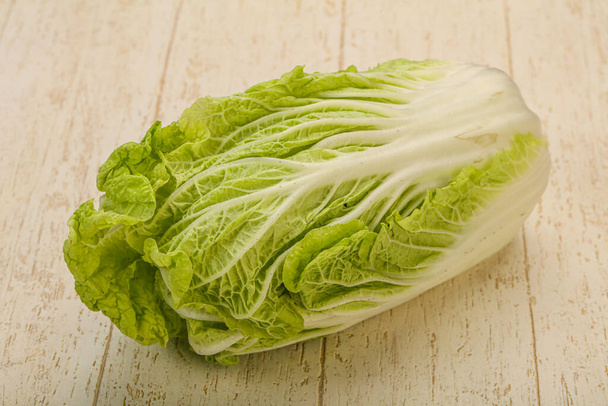 Vegan cuisine - Green fresh tasty Chinese cabbage - Foto, Bild