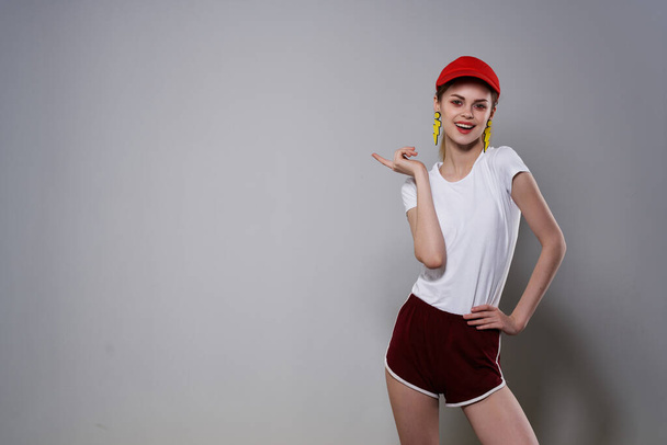 mujer atractiva gorra roja ropa de verano moda pendientes amarillos - Foto, Imagen