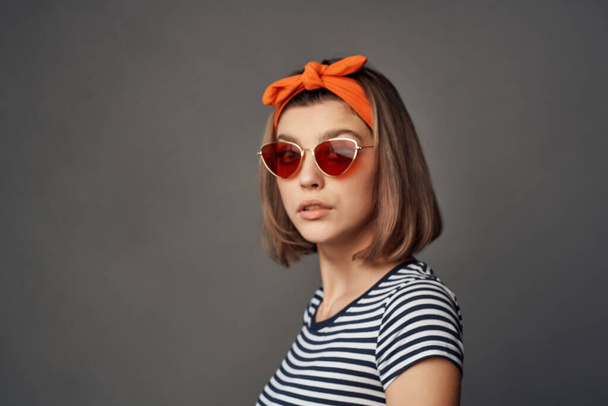 žena nosí sluneční brýle s pruhovaným tričko módní letní styl oříznutý pohled - Fotografie, Obrázek