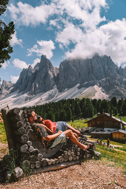 Пара у відпустці в Італії Dolomites, View of the Geisler, Dolomites Val Di Funes Zanser Alm - Фото, зображення