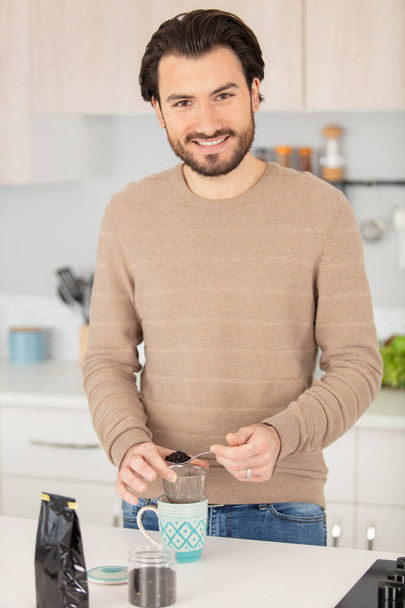 handsome young man preparing coffee - Foto, Imagen