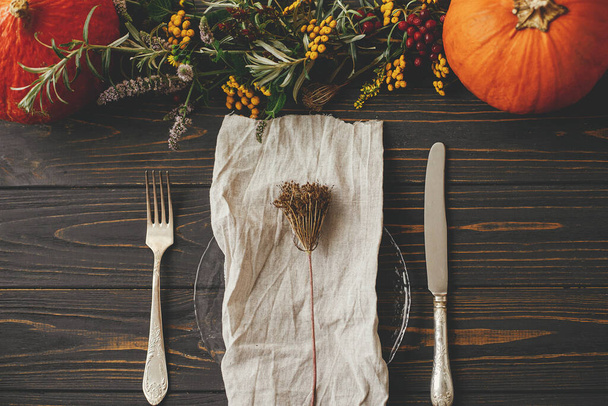 Den díkůvzdání prostírání prostřeného stolu. Moderní talíř s vinobraním příborů, lněný ubrousek, bylina na dřevěném stole s dýněmi a aranžmá podzimních květin. Farmhouse podzim svatební stravování - Fotografie, Obrázek