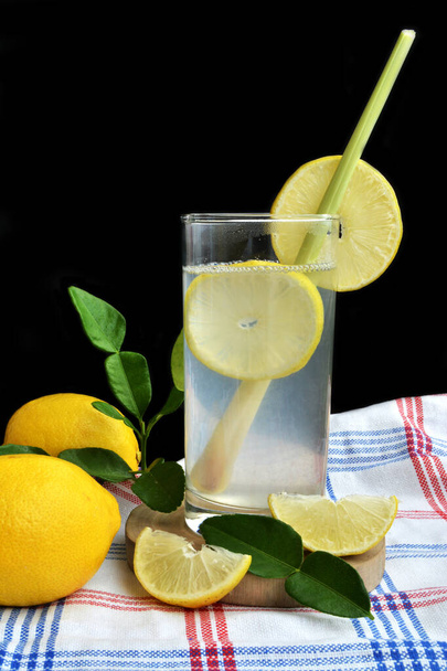 lemoniada z napojem z trawy cytrynowej pomaga leczyć chorych lub kaszel lub zimno z zimnego powietrza w szklance - Zdjęcie, obraz