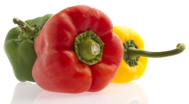 červené, žluté a zelené papriky na bílém pozadí - Fotografie, Obrázek