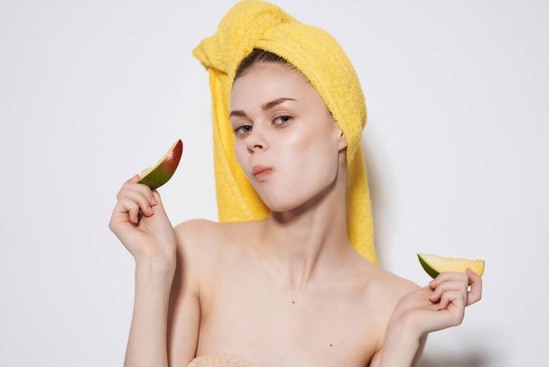 素肌の健康ビタミンを手に裸の肩マンゴーの女性 - 写真・画像