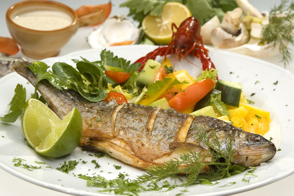 Grilled trout w limet and vegetable - Photo, Image