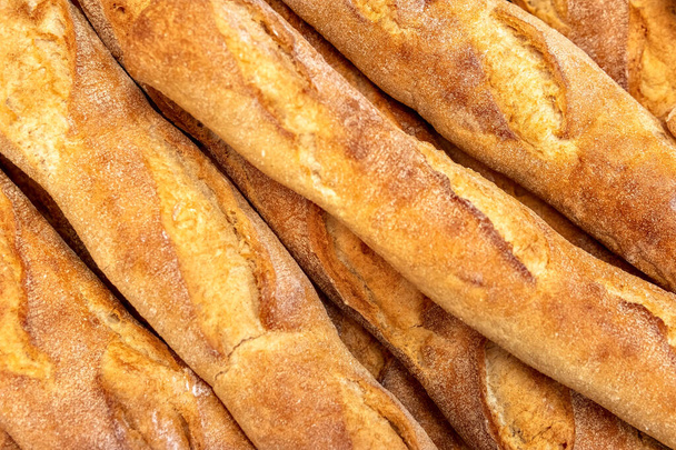 French baguettes in bakery close-up. Selective focus. Fresh bread and baguettes background. - Foto, Imagem