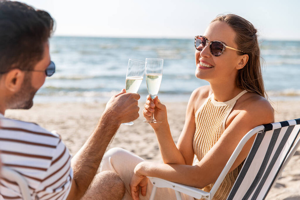 happy couple drinking champagne on summer beach - Fotografie, Obrázek