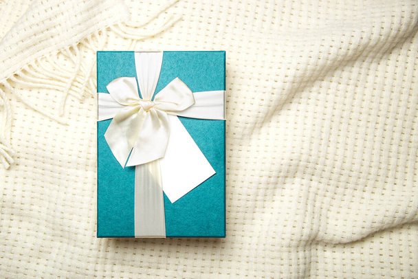 Ajándékdoboz üres fehér üres ajándékcímkével. Karácsonyi, születésnapi vagy nászajándék. - Fotó, kép
