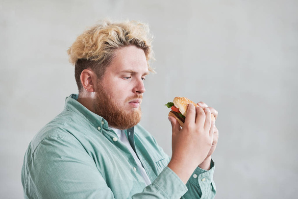 Man eating unhealthy food - Foto, immagini