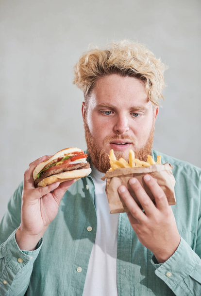 若い男を食べるファーストフード - 写真・画像