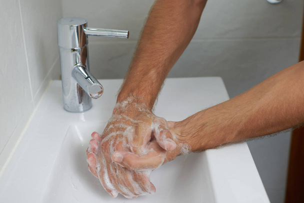 Kézmosás szappannal a fürdőszobában - Fotó, kép