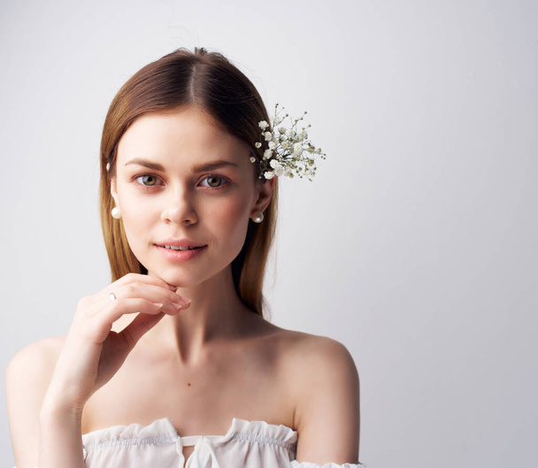 vrouw helder make-up wit jurk geïsoleerde achtergrond - Foto, afbeelding