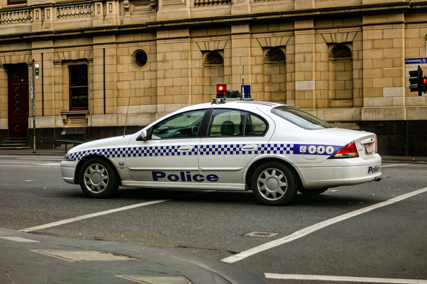 オーストラリアの青と白のメルボルン市警察の車2004年 - 写真・画像