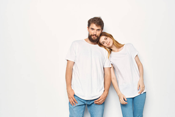 férfi és nő fehér pólóban farmer divat alkalmi stílus - Fotó, kép
