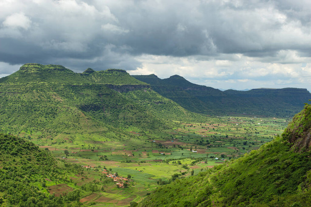 Kilátás a Sahyadri hegyekre a Dhodap erődből, Nashik, Maharashtra, India. - Fotó, kép