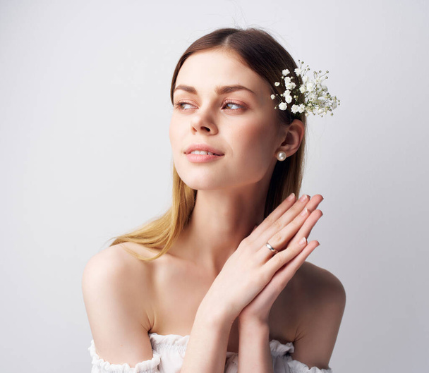 mujer bonita maquillaje brillante vestido blanco fondo claro - Foto, imagen