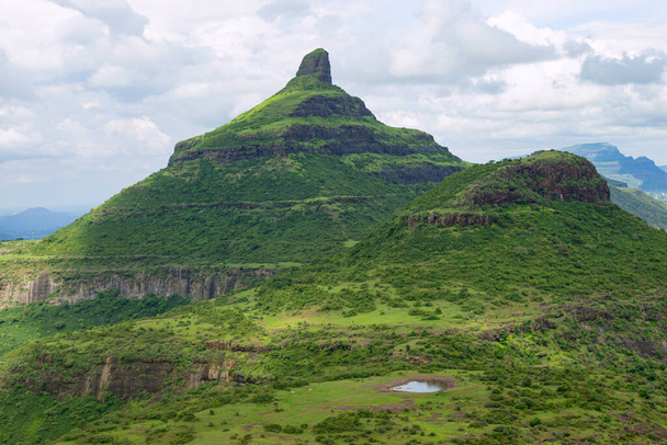 Näkymä Ikhara huippu suosittu kalliokiipeilijät päässä Dhodap linnoitus, Nashik, Maharashtra, Intia. - Valokuva, kuva