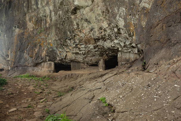 Nagy barlangok a Dhodap erőd tetején, Nashik, Maharashtra, India. - Fotó, kép