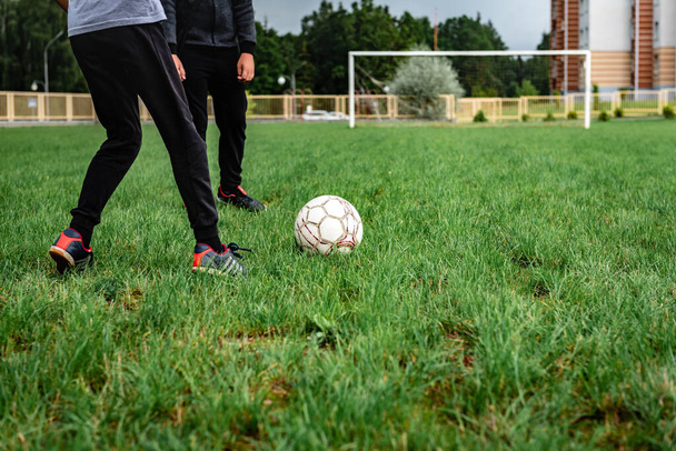 Joven futbolista tomando gol. Niños de primaria jugando al fútbol en el campo.  - Foto, Imagen