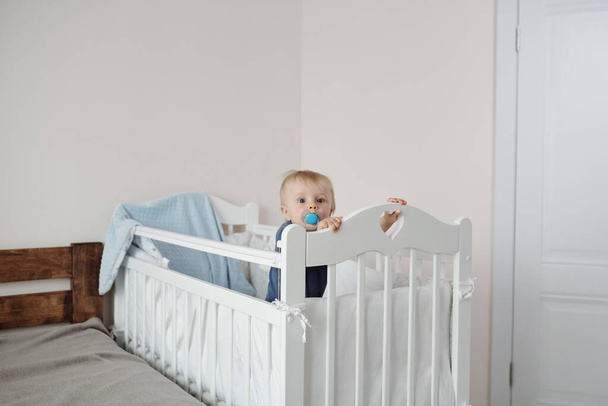 Vauva poika sängyssä - Valokuva, kuva