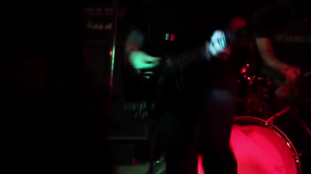 gitarzysta gra na scenie w klubie nocnym - Materiał filmowy, wideo