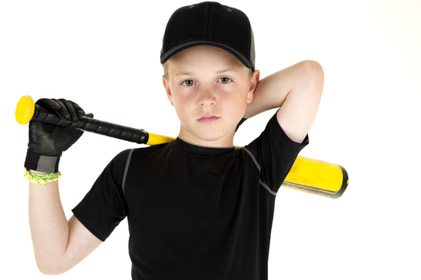 Joven jugador de béisbol sosteniendo su bate con un expreso serio
 - Foto, imagen