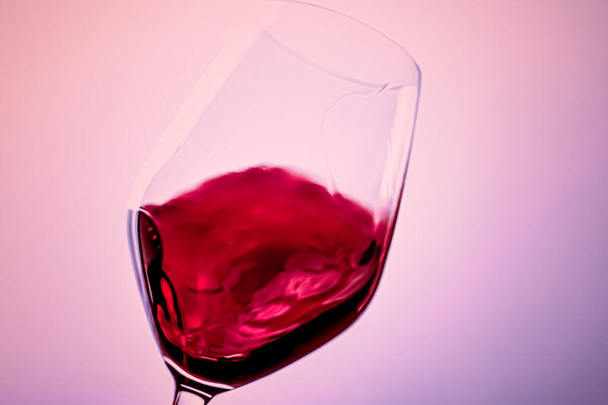 クリスタルガラス、アルコール飲料、高級食前酒、ワイン醸造製品のプレミアム赤ワイン - 写真・画像