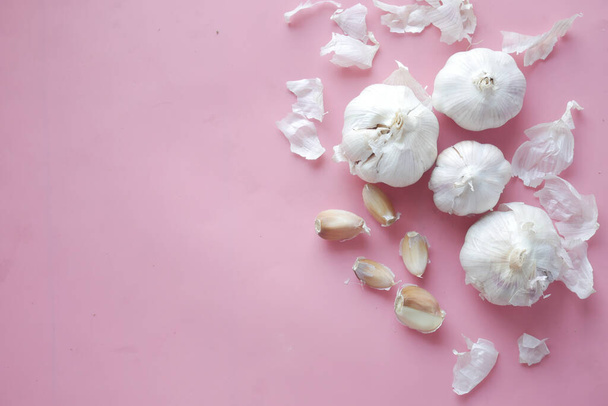 close up pf garlic on pink background, - Фото, зображення