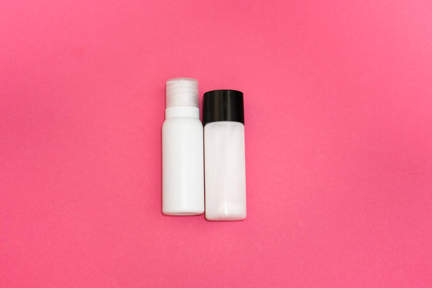 化粧品フラットレイ:ピンクの背景に化粧品の美容液、クリームなどの製品 - 写真・画像