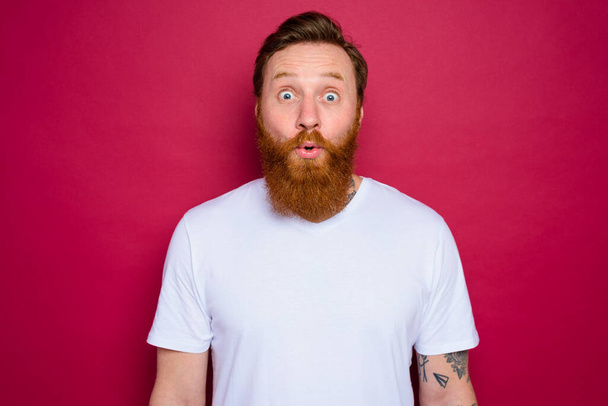 amazed isolated man with beard and white t-shirt - Foto, immagini