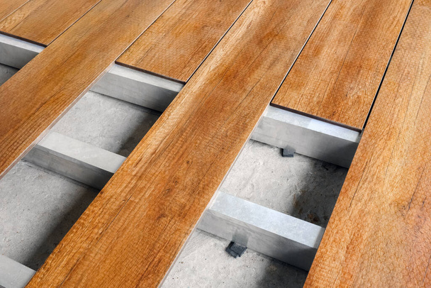 Podlaha montážní práce výstavba dům renovace budova dřevěné paluby prkno dřevěné podlahové krytiny. Opravuje podlahy domovské paluby dřevěných panelů spojujících. Carpenter sady palubní desky podlahové dřevo panel - Fotografie, Obrázek