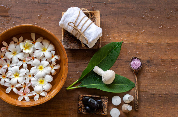 Spa massage compress balls, herbal ball on the wooden with treaments spa - 写真・画像