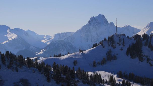 Saanerslochflue ve Gstaad yakınlarındaki diğer karlı dağlar. - Fotoğraf, Görsel