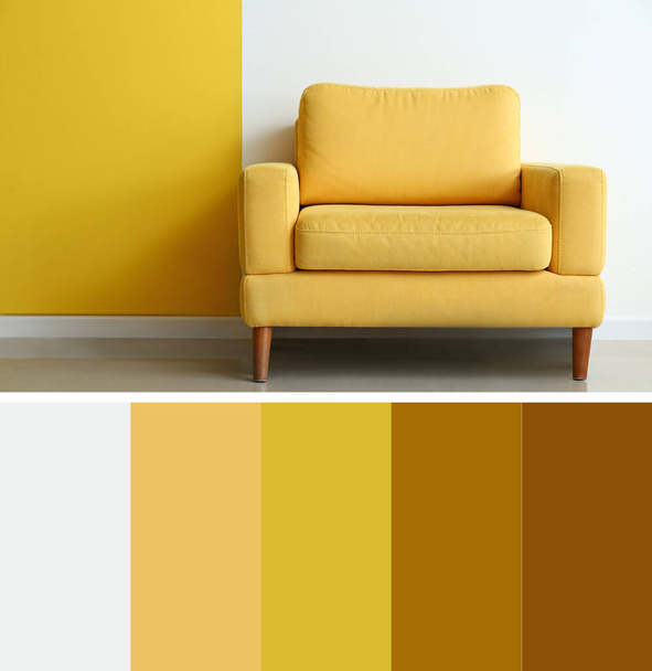 Kényelmes fotel a sárga és fehér fal mellett. Különböző színminták - Fotó, kép