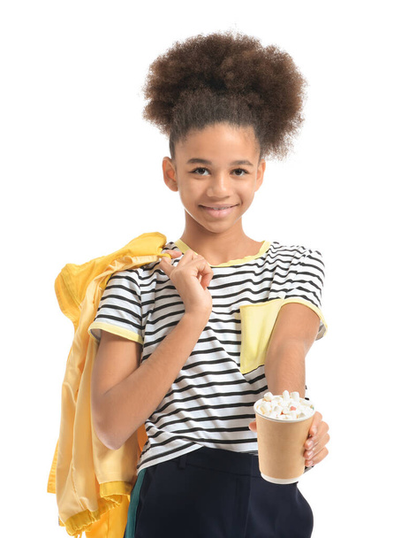 Стильна афро-американська дівчина-підліток з чашкою гарячого какао на білому тлі - Фото, зображення