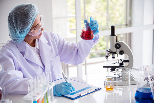 研究室の女性科学者は、顕微鏡医学テストや研究生物学化学を見ています.女性技術者研究室では薬局の遺伝学的研究を分析。化学医学検査室 - 写真・画像