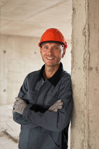 usmívající se stavební dělník - Fotografie, Obrázek