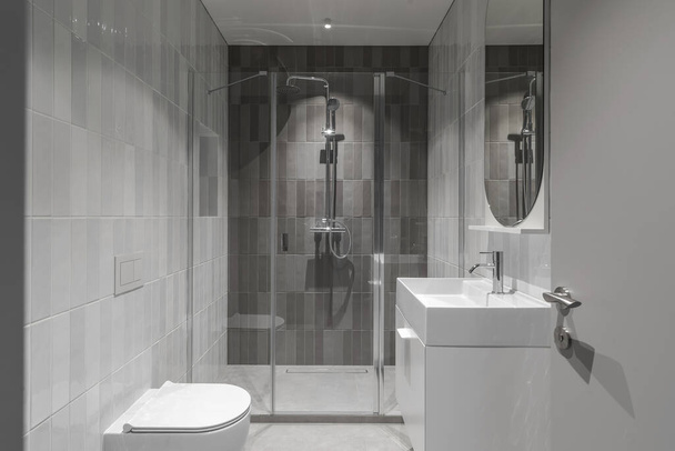 Mobilyalı minimalist banyo açık gri iç tasarım metro tarzı gri fayanslar. - Fotoğraf, Görsel