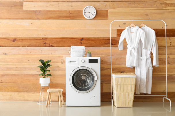 Máquina de lavar roupa moderna com lavanderia no interior do banheiro - Foto, Imagem