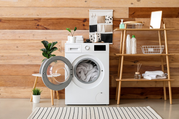 Machine à laver moderne avec buanderie à l'intérieur de la salle de bain - Photo, image