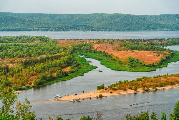 Increíble panorama del río Volga y las islas en un día de verano. Hermoso paisaje en Rusia - Foto, imagen