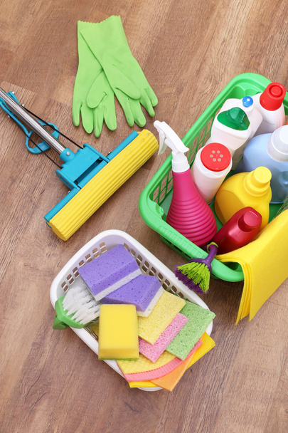 Coleta de produtos e ferramentas de limpeza
 - Foto, Imagem