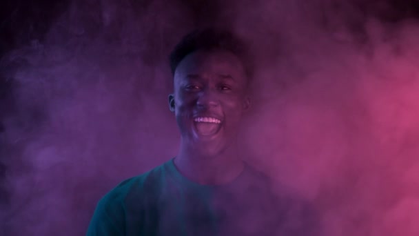 Afrikaanse Man Gesturing Ja Poseren in Studio gevuld met rook - Video